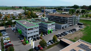 Die Autohausgruppe Seitz in Kempten – im Bild die Hautpverwaltung des Unternehmens mitsamt Logistik- und Dienstleistungszentrum – übernimmt zum 1. Januar 2024 den Skoda-Vertriebs- und Opel-Servicepartner Weikmann in Illertissen. Die Gruppe erweitert damit ihr Marktgebiet in Richtung Norden. (Bild: Autohausgruppe Seitz)