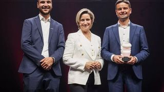 Ein Meilenstein für wegweisende KI-Innovationen aus Baden-Württemberg ist das 2D-Grasping-Kit von Schunk. Dr. Nicole Hoffmeister-Kraut übergibt deshalb den Preis „KI-Champions BW 2025“ an Henry Kistenmacher (l.), Product Sales Automation Cells, und Timo Gessmann, CTO bei Schunk. (Bild: F. Iannone)