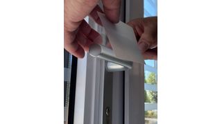 Die MT-Grips-Folie kann auch auf unebene Flächen wie Türgriffe aufgetragen werden.  (Marotech)