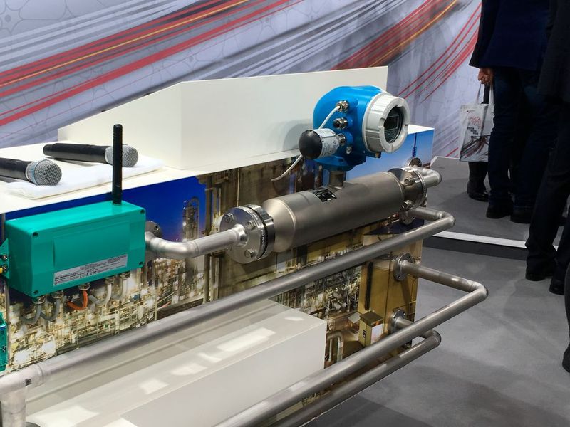  Am Ausschnitts einer Butadien-Anlage zeigt das Exponat auf dem Digital Gipfel, wie einzelne Stellventile und Durchflussmessgeräte aus der Ferne überwacht werden können. (Bild: Geipel-Kern/PROCESS)