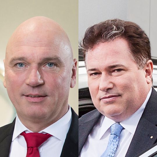 Steffen Cost, Geschäftsführer von Kia Motors Deutschland (li.), und Volker Ciesiolka, Vorsitzender Geschäftsführer der Mehrmarkenautohausgruppe PS Union, sprechen auf den Autovertriebstagen 2020 über alternative Antriebe.(Bilder:  Kia/PS-Union)