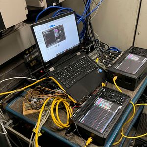 Die Datenlogger im Einsatz auf dem Arbeitstisch im Führerstand. Im Vordergrund der GL840 für bis zu 200 Kanäle, hinten der schnelle GL980 mit Abtastraten bis zu einer 1 µs. (Bild:  Althen)