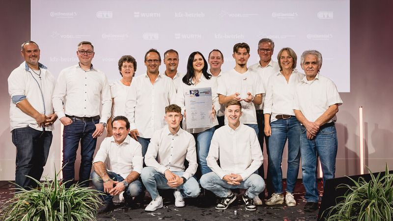 Mit auf dem Siegertreppchen stand außerdem das Team vom Autohaus Hagenlocher. Die freie Werkstatt aus Böblingen sicherte sich einen dritten Platz. (Bild: Stefan Bausewein)