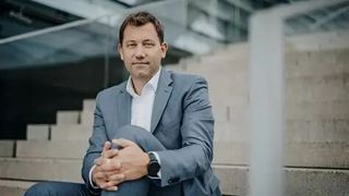 Bundesfinanzminister Lars Klingbeil ist mit den Zollverhandlungsergebnissen, welche die EU letztens mit den USA erreicht hat, nicht wirklich zufrieden. Er will nun versuchen – vor allem für die deutsche Stahlindustrie – bessere „Konditionen“ herbeizuführen ... (Bild: lars.klingbeil.de)