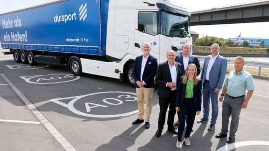 Nehmen Aufstellung zum Fototermin anlässlich der Eröffnung: die Protagonisten des neuen Lkw-Parkplatzes am Hafenbecken C in Duisburg-Meiderich.(Bild:  Duisport)