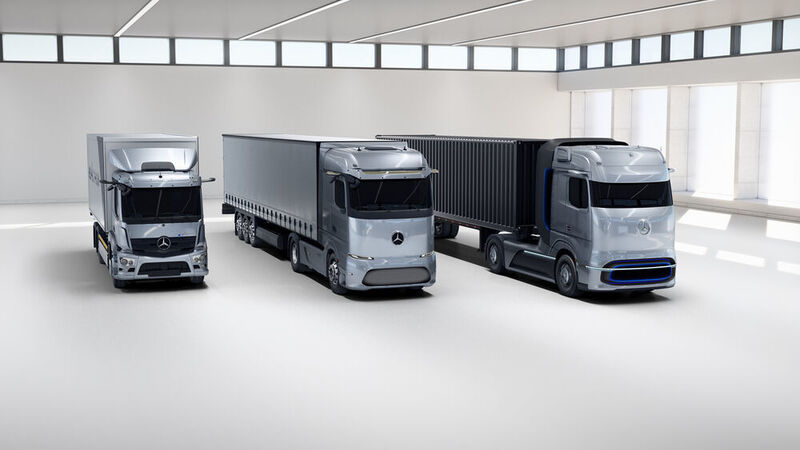 Die kommenden elektrifizierten Nutzfahrzeuge von Daimler Trucks (v.l.): der „eActros“, der „eActros Long Haul“ und der Brennstoffzellen-Truck „GenH2“. (Daimler Truck)