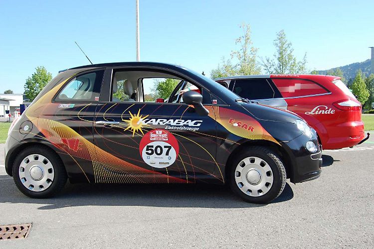 Der Hamburger Fiat-Händler Karabag bietet für knapp 35.000 Euro einen auf E-Antrieb umgerüsteten Fiat 500 ohne Unterstützung des Herstellers an. Fiat stellt einen elektrifizierten 500 auf der L.A. Motor Show Ende November 2012 vor. (Foto: Karabag)