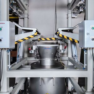 Die Big-Bag-Entleerung wird teilautomatisiert gesteuert. Die Einbringung der Big Bags erfolgt manuell, der Entleervorgang, die Produktausräumung und -zuführung automatisiert.(Bild:  J. Engelsmann)