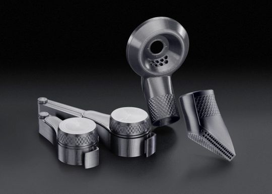 (Bild: Vier Miele-Zubehörteile entstehen bisher über die Plattform von Replique: Ein Kaffee-Clip in zwei Größen, ein Bohrlochabsauger und ein Wertteilabscheider. Bildquelle: Miele)