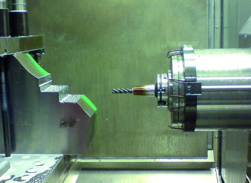 Bild 2: Bearbeitung eines Demo-Bauteils aus Ti5553; als Testwerkzeug wurde ein Vollhartmetall-Fräser Protostar Ti40 mit 16 mm Durchmesser und Z = 4 verwendet. (Archiv: Vogel Business Media)