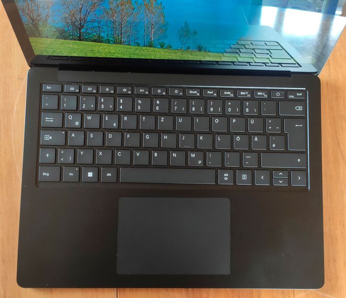 Das Keyboard ist Microsoft-typisch sehr gut. Lediglich die Power-Taste direkt neben der Entfernen-Taste stört. (Bild: Vogel IT-Medien)