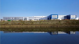 Die KSPG AG investierte rund 50 Millionen Euro in das neue Werk „Niederrhein“ auf der Hafenmole in der Neusser City. (Foto: KSPG AG)