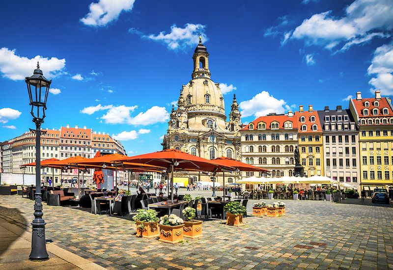 Seit 18. April 2020 können alle öffentlichen Auftraggeber im Freistaat Sachsen elektronische Rechnungen entgegennehmen. Dazu bietet das Land die Möglichkeit, dass alle staatlichen und kommunalen Behörden an das OZG-konforme Rechnungseingangsportal (OZG-RE) des Bundes angebunden werden. Somit können Unternehmen ihre elektronischen Rechnungen an die sächsischen Behörden über diese Plattform versenden. Unter www.egovernment.sachsen.de/e-rechnung.html stellt das Land alle Infos zum Thema eRechung zusammen. (Abbildung: Dresden) (seqoya - stock.adobe.com)