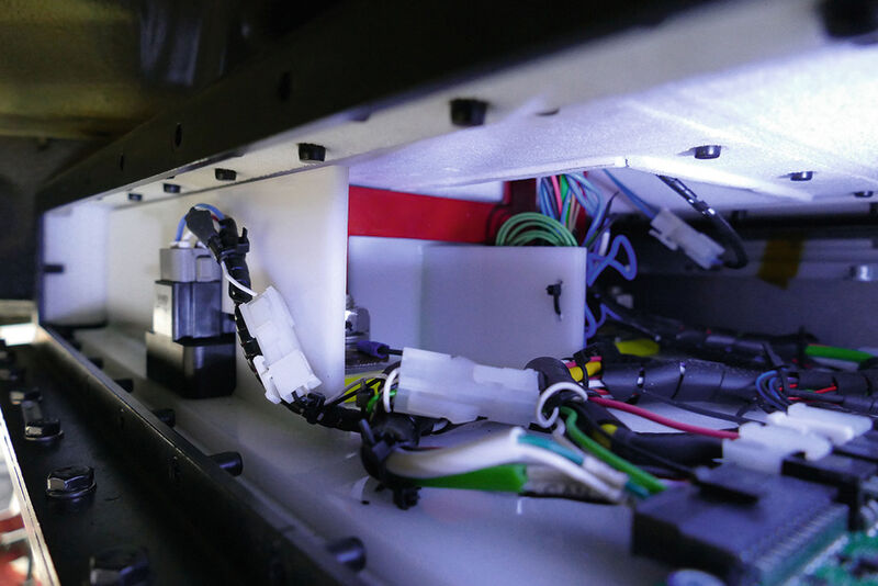 Steckbare Trennwände aus POM als Berührungsschutz der Hochvoltkomponenten in der S-Box. (Bild: ETH/Kubo)