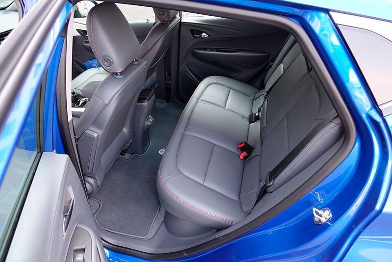 Im Fond gibt es ausreichend Platz auch für Erwachsene. Am ebenen Boden erkennt man das Batteriefahrzeug ohne Abgasstrang. (Jan Rosenow/»kfz-betrieb«)