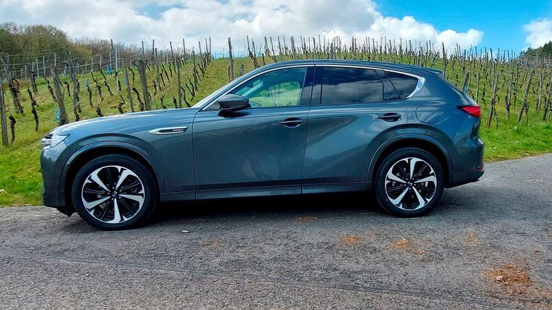 2. Die Abmessungen: Mit gut 4,7 Metern Länge ist der CX-60 PHEV knapp 20 Zentimeter länger als der CX-5. Auffällig ist die lange Motorhaube, die sich durch die längs eingebauten Motoren ergibt.  (Bild: Mauritz – VCG)