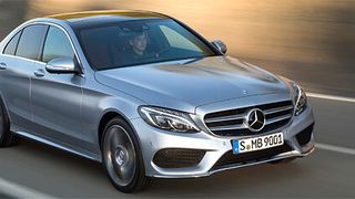 Die neue C-Klasse ist die größte bisher – und die, die seit der „Geburt“ des Baby-Benz 1982 dem großen Bruder E-Klasse technologisch am nächsten steht. Seit 15. März steht die Neuauflage bei den Händlern. (Daimler)