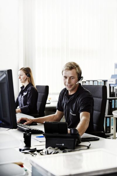 Ein zentraler Servicemanager nimmt im Leitstand eine Benachrichtigung über einen Störfall auf, initiiert daraufhin eine Prüfung und kann so feststellen, ob der Fehler remote behebbar ist. (Bild: Bizerba)