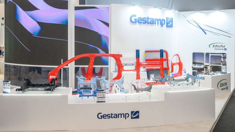 Gestamp-Stand auf der IZB mit Produkten für Karosserie, Fahrwerk und Mechanik.(Bild:  Gestamp/Henning Scheffen Photography)