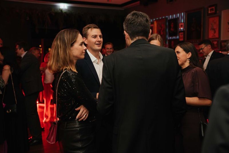 Eine Gästegruppe mit u. a. Yulia Fedorovich (Rittal), Mathias Sauer (IBM) und Janina Maier (Dropbox). (Bild: Manuel Emme Fotografie)