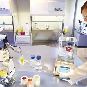 Die Sparte Lab Products & Services, Anbieter von Premium-Laborinstrumenten undLaborverbrauchsmaterial, verzeichnete ein Umsatzplus von 21,1% (wb +17,1%) auf 268,9 Mio. Euro.Noch etwas stärker stieg der Auftragseingang: Dieser erhöhte sich um 30,5% auf 282,0 Mio. Euro(wb +26,2%). Zu diesem Wachstum trug der erstmalige Einbezug des Biohit-Pipettengeschäftswechselkursbereinigt rund 19,0 Prozentpunkte bei.