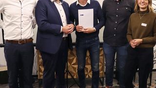 Nach der Vertragsunterzeichnung: Arno Schirmacher, Direktor Personalmanagement der HHLA (2.v.l.), und 25ways-Gründer und -Geschäftsführer Henrik Zölzer (Mitte) mit Projektmitarbeitern von HHLA und 25ways. (HHLA)