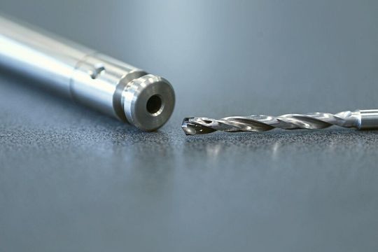 Die Iscar-Neuentwicklung hat den Durchbruch in die prozesssichere Bearbeitung gebracht. 3500 Bohrungen sind mit einem VHM-Kopf im vorgegebenen Toleranzgefüge fertigbar. Die Iscar-Neuentwicklung hat den Durchbruch in die prozesssichere Bearbeitung gebracht. 3500 Bohrungen sind mit einem VHM-Kopf im vorgegebenen Toleranzgefüge fertigbar.
