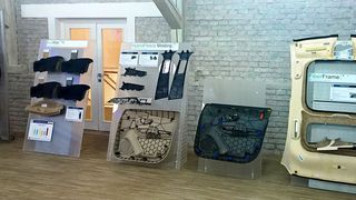 IAC hat ein breites Leichtbauportfolio. Im Bild rechts ist z.B. der Sunroof Edge Finisher zu sehen, der in der Mercedes Benz E-Klasse von 2016 zum Einsatz kommt. (IAC)