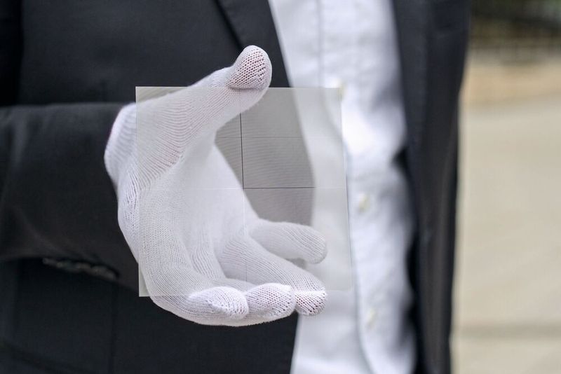 Unscheinbar, aber voller Hightech: Ein Glaskern-Substrat bildet die stabile innere Trägerschicht eines Chip-Packages. Auf ihm befinden sich feine Kupferstrukturen, die Energie liefern und Daten zwischen Prozessor, Speicher und dem Rest des Systems übertragen.(Bild:  AT&S / Julia Trampusch)