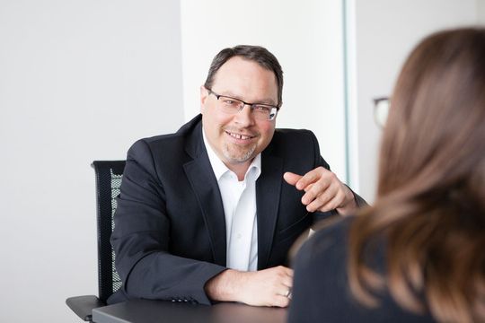 OpenAIS ist Grundlage für ein IP-basiertes Lichtsystem. Ziel ist es, einen offenen Standard für vernetzte Beleuchtungssysteme zu etablieren. „Wir verbinden im OpenAIS alle Leuchten in einem Gebäude mit dem Internet,“ fasst es Jens Herter von Tridonic zusammen. OpenAIS ist Grundlage für ein IP-basiertes Lichtsystem. Ziel ist es, einen offenen Standard für vernetzte Beleuchtungssysteme zu etablieren. „Wir verbinden im OpenAIS alle Leuchten in einem Gebäude mit dem Internet,“ fasst es Jens Herter von Tridonic zusammen.