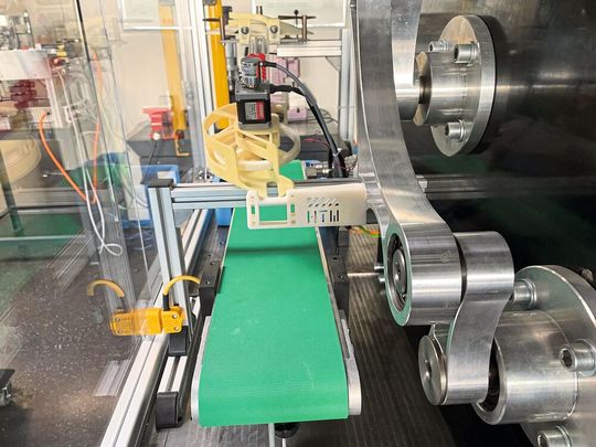 Das Koppelgetriebe mit Greifer im Versuchsaufbau(Bild:  R+W Antriebselemente GmbH)