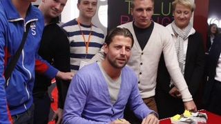 BVB-Profi Roman Weidenfeller war auf der Elektrotechnik am Stand von Trilux zu Gast und gab Autogramme. (Westfalenhallen/Anja Cord)