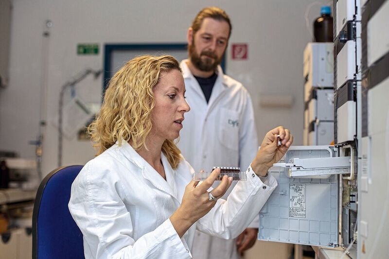 Dr. Daniela Weber mit Blutproben an einem Hochleistungsflüssigkeitschromatographie-System zur Ermittlung fettlöslicher Vitamine und Mikronährstoffe (Carolin Schrandt/DIfE)