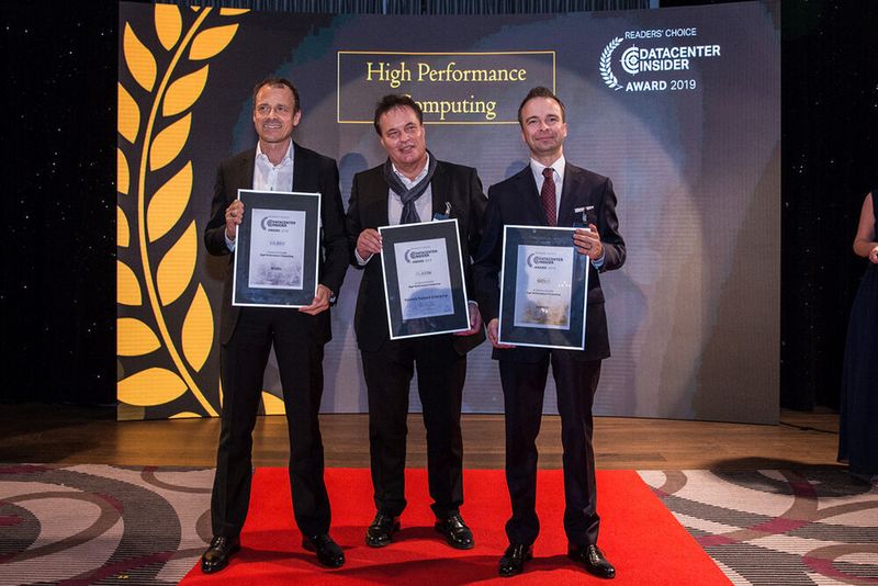 Die Gewinner im Bereich High Performance Computing: Auf dem Silbertreppchen landete Markus Hacker für Nvidia, Gold hat sich Lenovo verdient, den Preis holte Andreas Tomasch ab, und Platin gewann Hewlett Packard Enterprise, Empfänger war Hans-Peter Scherm.  (artful rooms / VIT)