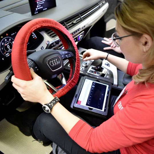 Die Teams mussten beim Audi Twin Cup je drei Prüfungen in den Bereichen Service und Technik absolvieren. Die hier gezeigte Szene stammt aus dem 2017er Wettbewerb.(Bild:  Audi)