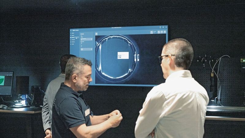 Die Fachbesucher konnten live erleben, wie «Digiinov Inspect» die Entwicklung, Steuerung und Nutzung produktionsspezifischer Vision-Anwendungen vereinfacht und beschleunigt. (Bild:L.E.S.S.)