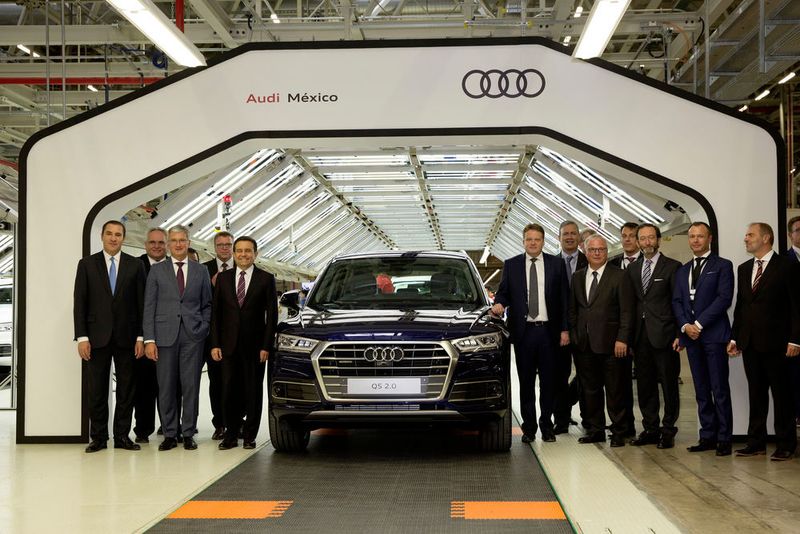 Die Gäste der Einweihungsfeier am Montage-Finish mit dem Audi Q5. (Audi)