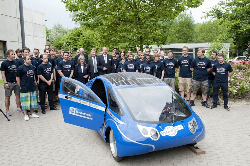 Studierende der Hochschule Bochum haben ihr mit  Elektroband ausgestattete Fahrzeug „Powercore Sun-Cruiser“ vorgestellt. (Bild: Thyssen-Krupp)