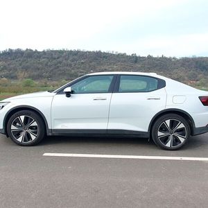 1. Die Abmessungen: Die Elektrolimousine Polestar 2, Modelljahr 2024, ist gut 4,6 Meter lang, knapp 1,9 Meter breit und knapp 1,5 Meter hoch. Damit ist sie rund zehn Zentimeter kürzer als der Hauptwettbewerber Tesla Model 3.(Bild:  Mauritz – VCG)