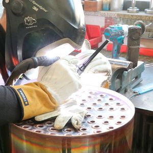 Auch bei der Brennerherstellung geht es nicht ohne gewisse Feinarbeiten.(Bild:  Trumpf)