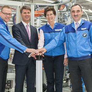 Sie nahmen die neue Produktionslinie für künftige Plug-in-Hybride in Dingolfing symbolisch in Betrieb (v.l.n.r.).: Markus Fallböhmer, Leiter Planung und Produktion elektrische Antriebssysteme, BMW Group Produktionsvorstand Harald Krüger, Ilka Horstmeier, Leiterin Planung und Produktion Antriebssysteme sowie Josef Kerscher, Leiter BMW Group Werk Dingolfing.
