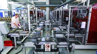 Bild 1: Mit 120 m Transportstrecke verbindet das Rexroth-Transfersystem TS 2plus elf Roboter und 16 Montagestationen. (Archiv: Vogel Business Media)