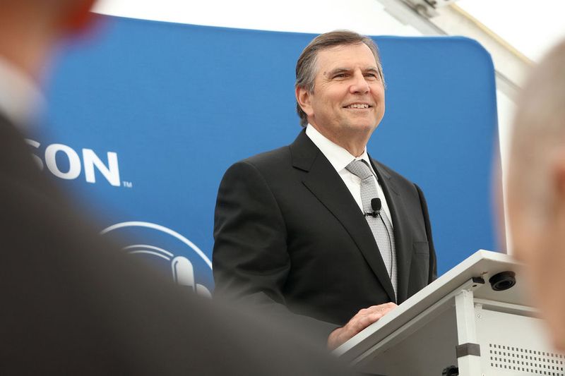 Emerson-CEO David Farr ist anlässlich der Einweihung des Center of Excellence aus St. Louis im US-Staat Missouri in den Nordschwarzwald gereist. (Emerson / Asco Numatics)