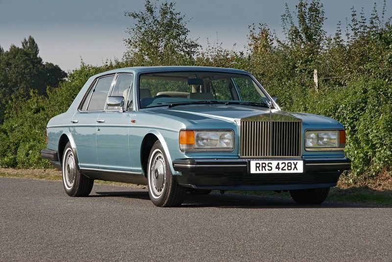 Der 5,27 Meter lange Silver Spirit II ist zwar mit den Insignien der Marke Rolls-Royce gesegnet, also dem griechischen Tempel plus Spirit of Ecstasy oben drauf, aber die Grundform weicht doch erheblich vom Vorgänger, dem Shadow, ab. (Wolfgang Blaube)