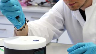 Das Polymer lässt sich aus der Lösung leicht zu einem dünnen Film verarbeiten. Die Technik, die hier zum Einsatz kommt, ist das Spincoating. Eine Lösung wird auf eine schnell rotierende Scheibe aufgetropft und das Lösungsmittel weggeschleudert. Im Bild: Julian Linshöft bei der Herstellung eines Films. (Bild: Grace Suana)