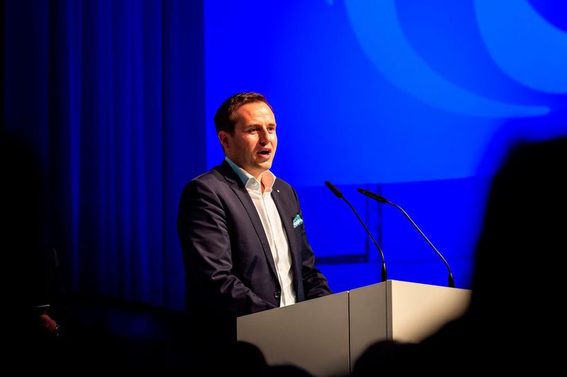 Sascha Kapfelsberger, Regionalleiter Süd von Volkswagen, gratulierte Auto Bierschneider. (Stefan Bausewein)