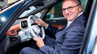 VW-Vertriebsvorstand Jürgen Stackmann am Steuer eines ID 3. (Bild: Volkswagen)