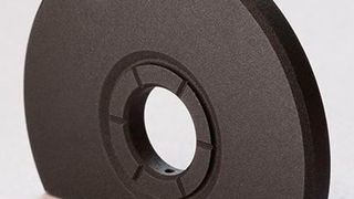 Mit dem Metaker-Verfahren können Oberflächen von fertigen Bauteilen oder Halbzeugen aus Aluminium mit einer 2 bis 200 µm dicken Schicht aus Metall-Keramik modifiziert werden.  (Automoteam)