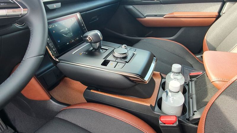 Eine Besonderheit ist die frei schwebende Mittelkonsole. (Bild: Mauritz/»kfz-betrieb«)