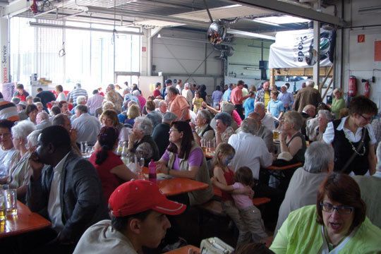 Bei Veranstaltungen stehen Hebebühnen und Schlagschrauber still. Dafür dringen Kundengespräche aus der Werkstatt des Autohauses. (Archiv: Vogel Business Media)